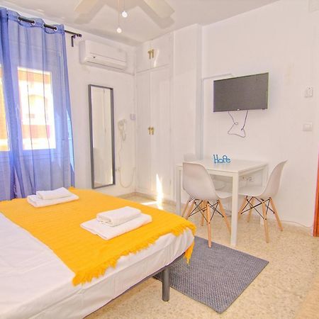 Low Cost Rooms Malaga River Bagian luar foto