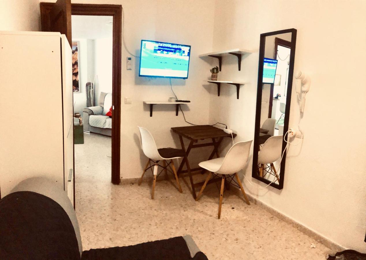 Low Cost Rooms Malaga River Bagian luar foto