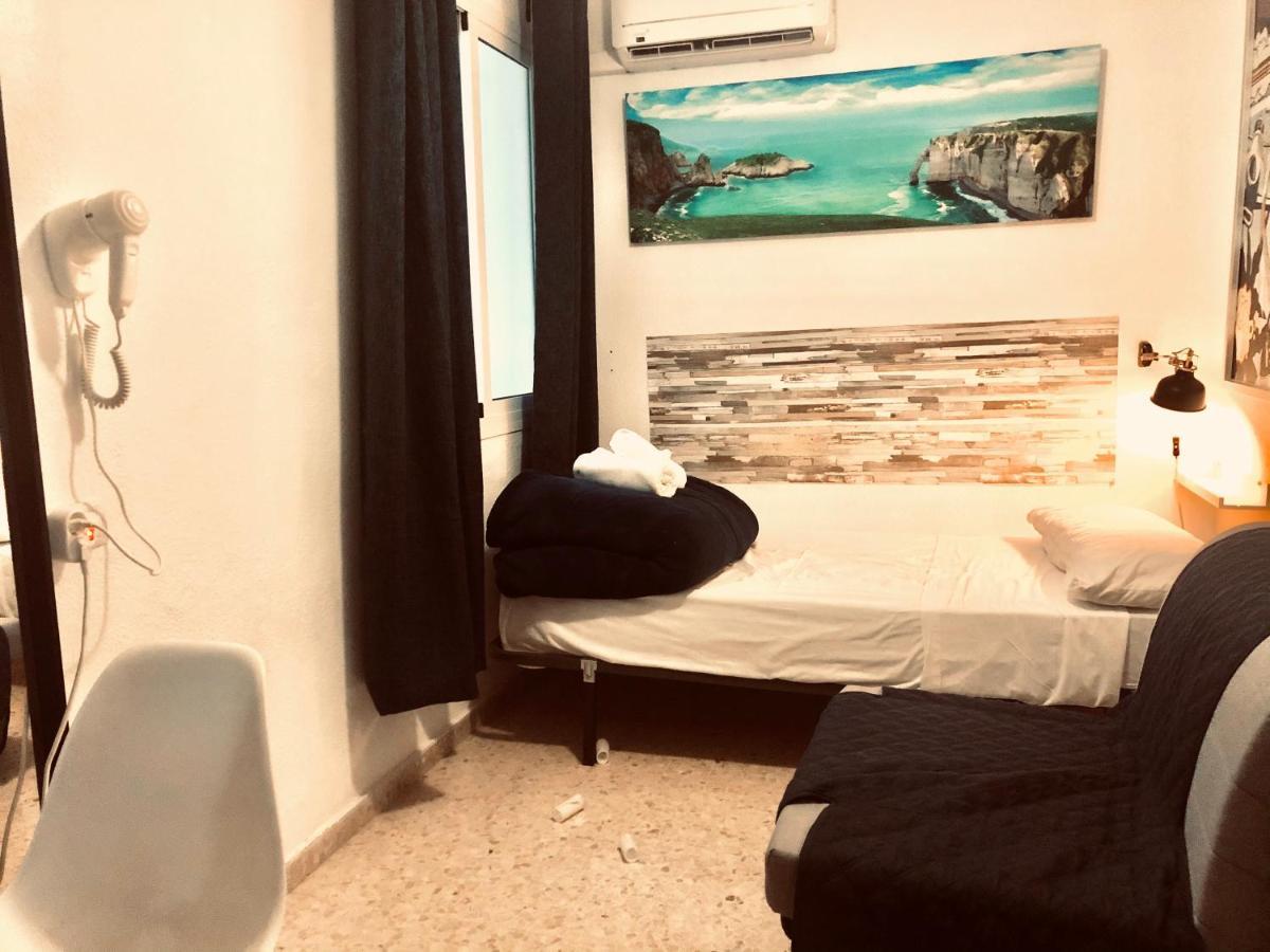 Low Cost Rooms Malaga River Bagian luar foto