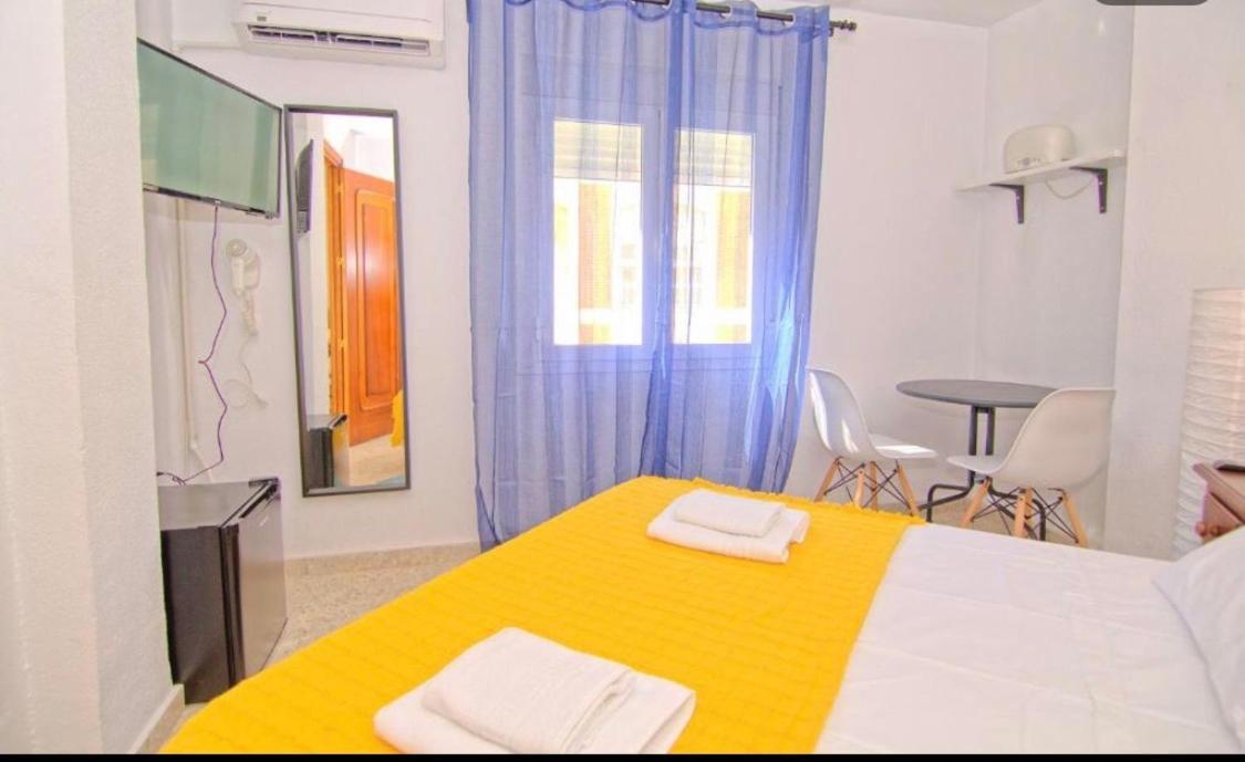 Low Cost Rooms Malaga River Bagian luar foto