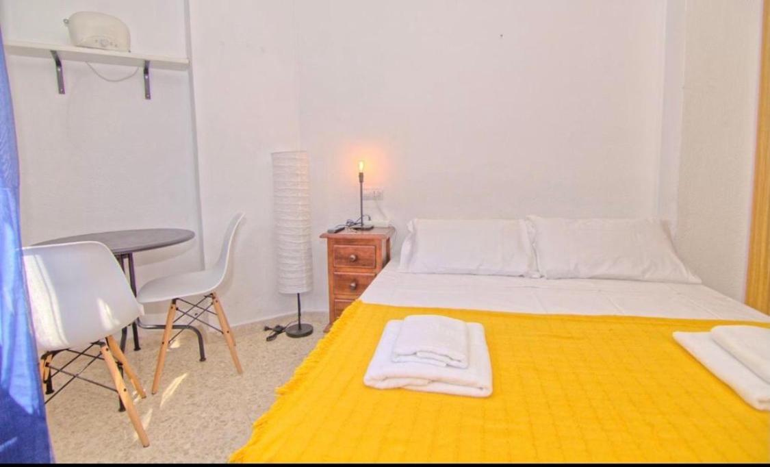 Low Cost Rooms Malaga River Bagian luar foto