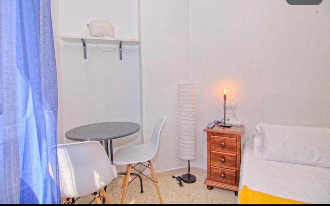 Low Cost Rooms Malaga River Bagian luar foto
