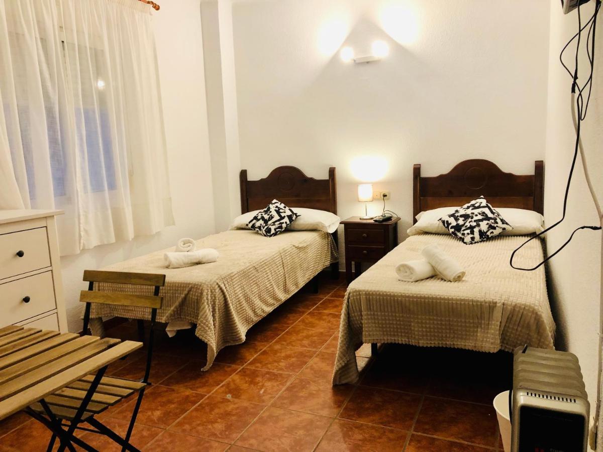 Low Cost Rooms Malaga River Bagian luar foto