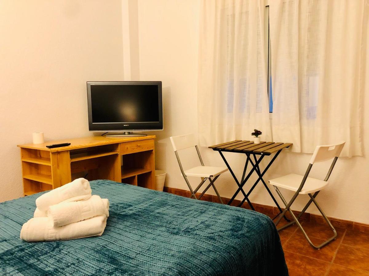 Low Cost Rooms Malaga River Bagian luar foto