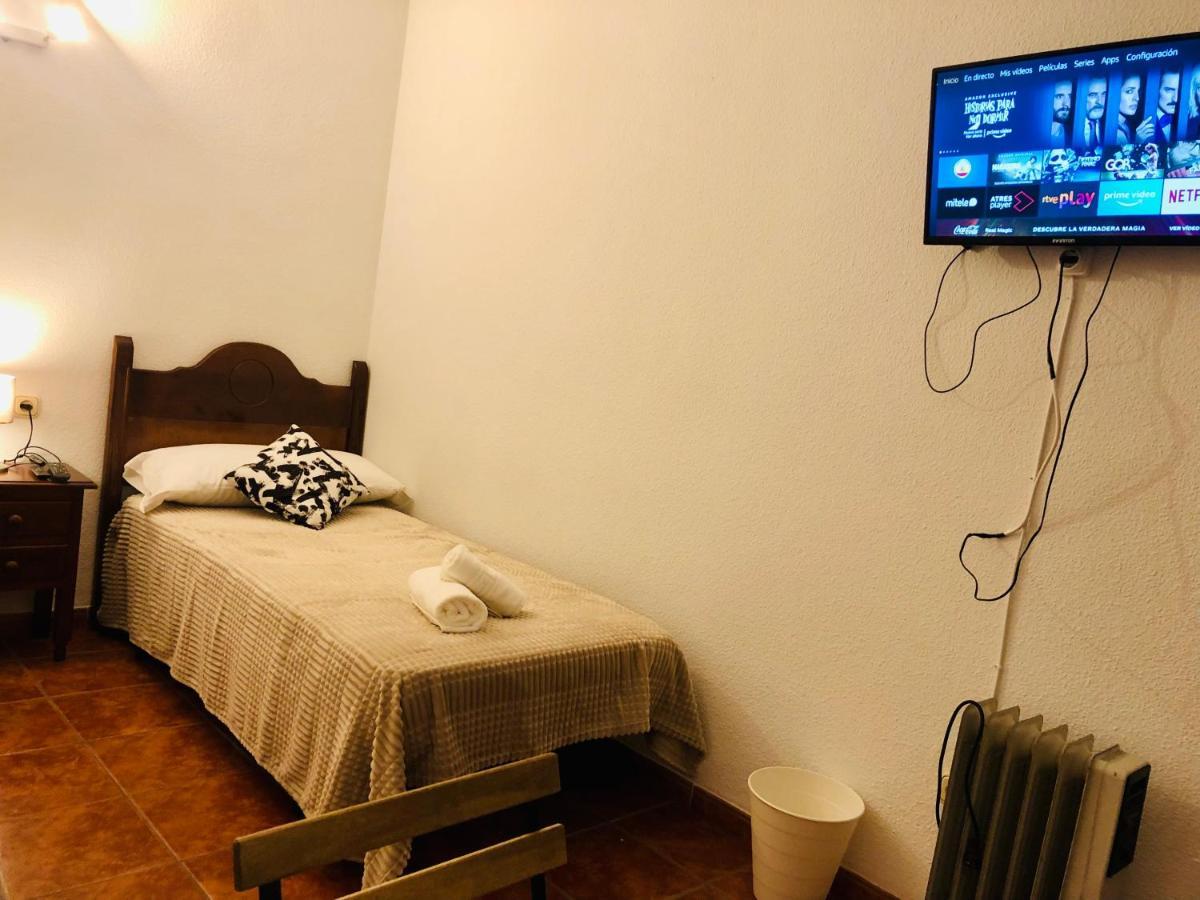 Low Cost Rooms Malaga River Bagian luar foto