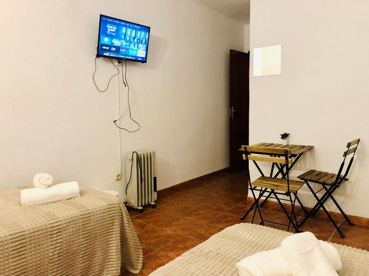 Low Cost Rooms Malaga River Bagian luar foto