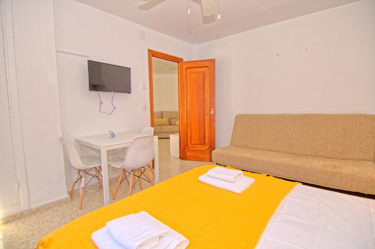 Low Cost Rooms Malaga River Bagian luar foto