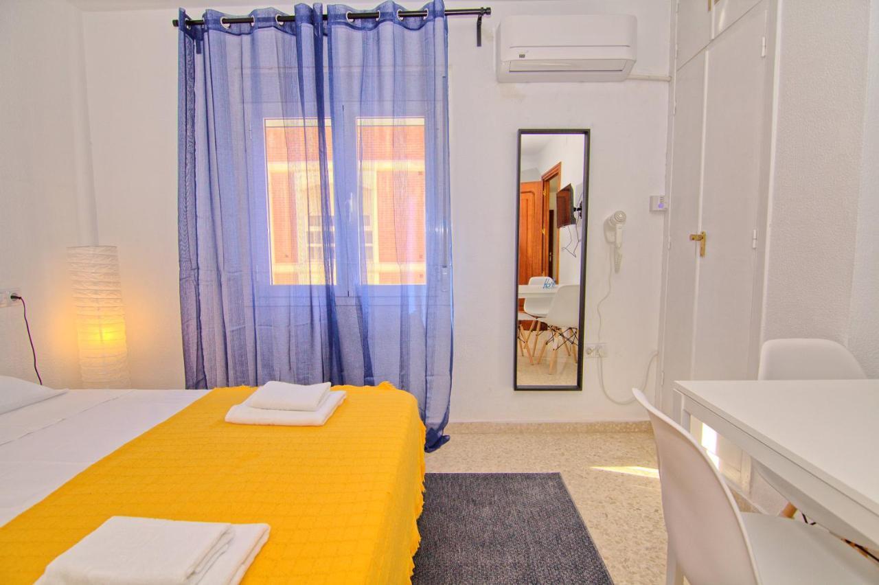 Low Cost Rooms Malaga River Bagian luar foto