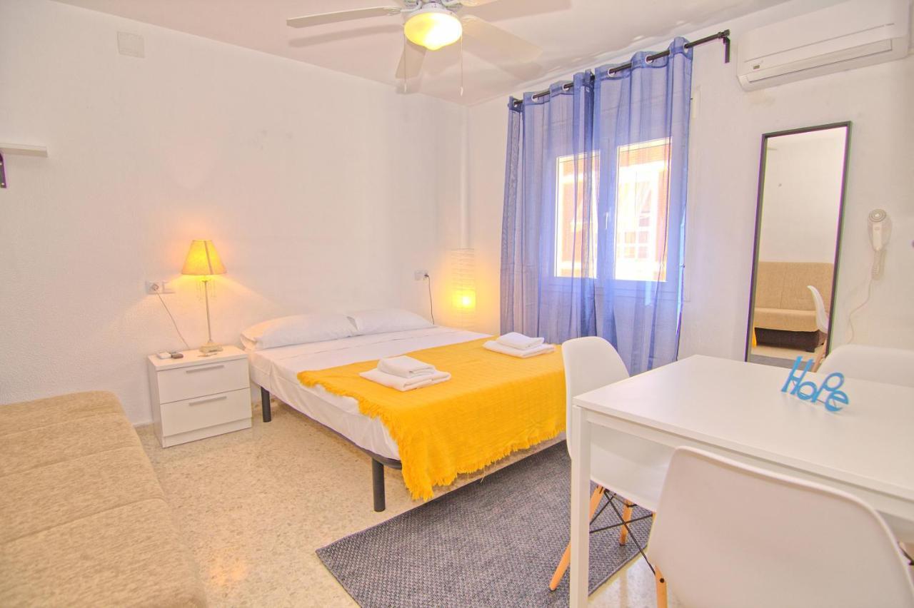 Low Cost Rooms Malaga River Bagian luar foto