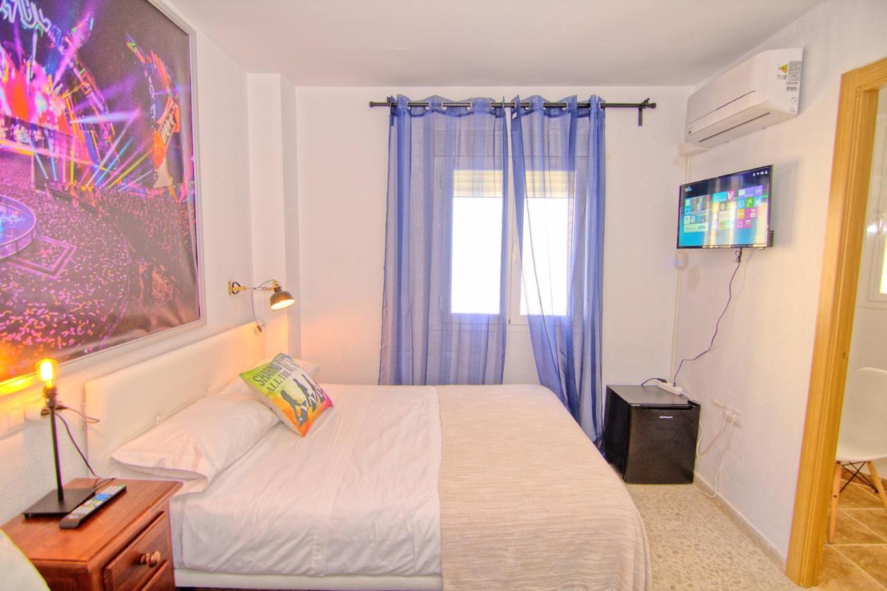 Low Cost Rooms Malaga River Bagian luar foto
