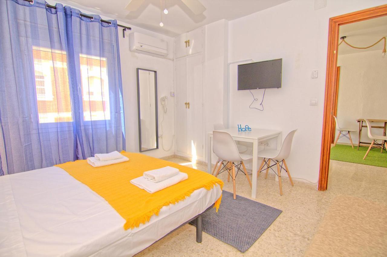Low Cost Rooms Malaga River Bagian luar foto