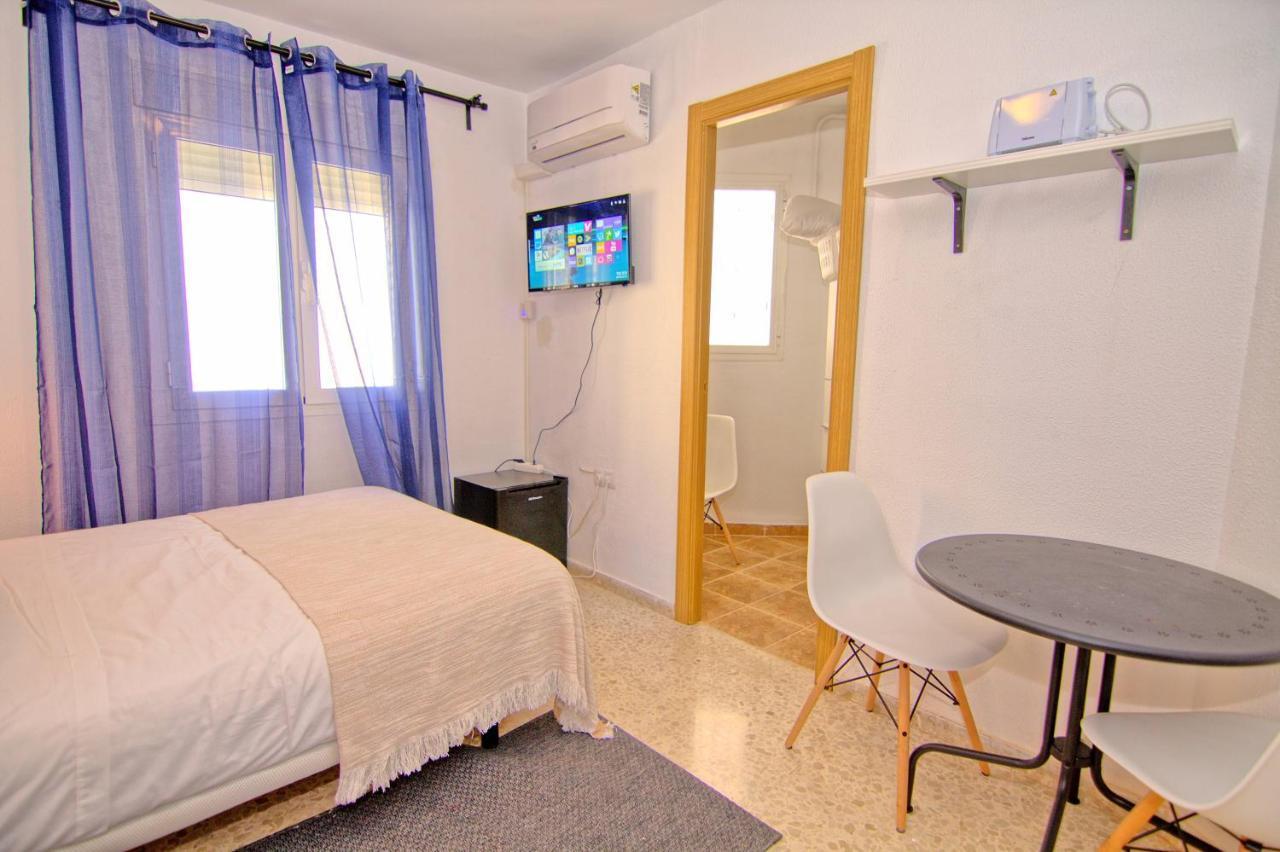 Low Cost Rooms Malaga River Bagian luar foto