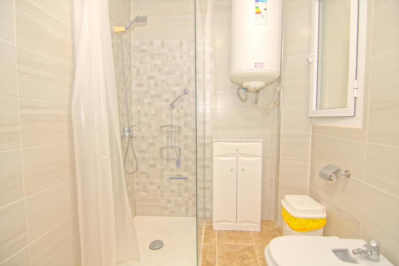 Low Cost Rooms Malaga River Bagian luar foto
