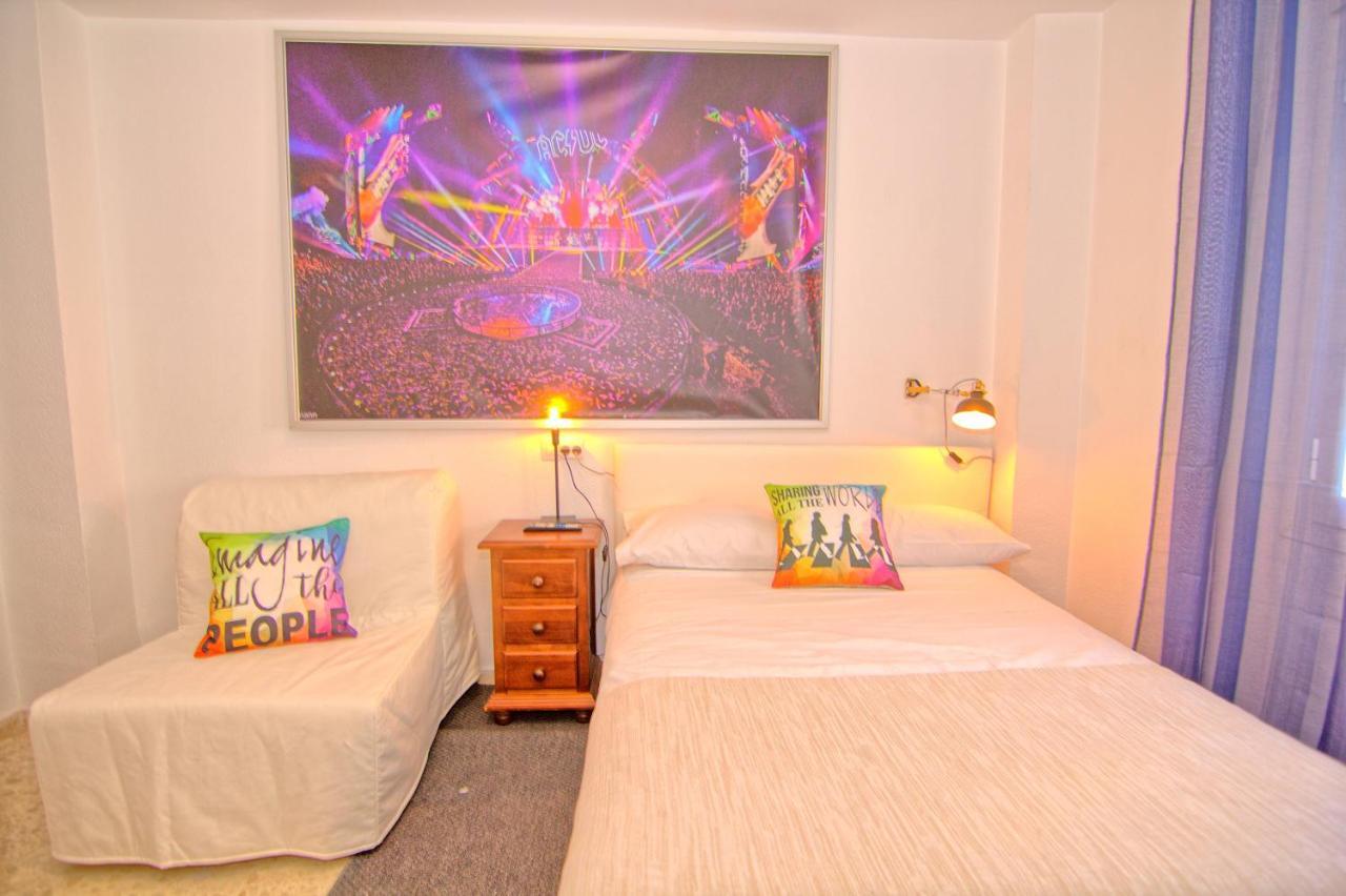 Low Cost Rooms Malaga River Bagian luar foto