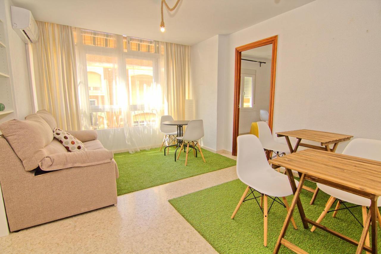 Low Cost Rooms Malaga River Bagian luar foto